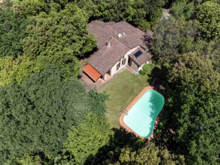 Vendita Villa SIENA, A 9 KM DALLA CITTÁ: ZONA SANTA COLOMBA. Vendesi, villa con piscina e parco. La proprietà ha...